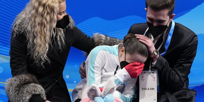 15letá krasobruslařka Kamila Valijevová neunesla tlak, který se na ni valil kvůli pozitivnímu dopingovému testu. Při jízdě několikrát chybovala, nakonec se rozplakala.