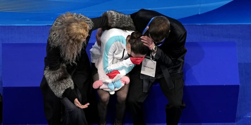 15letá krasobruslařka Kamila Valijevová neunesla tlak, který se na ni valil kvůli pozitivnímu dopingovému testu. Při jízdě několikrát chybovala, nakonec se rozplakala.