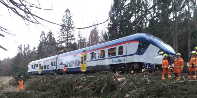 Osobní vlak ve Skutči narazil do spadlých stromů a došlo k vykolejení soupravy