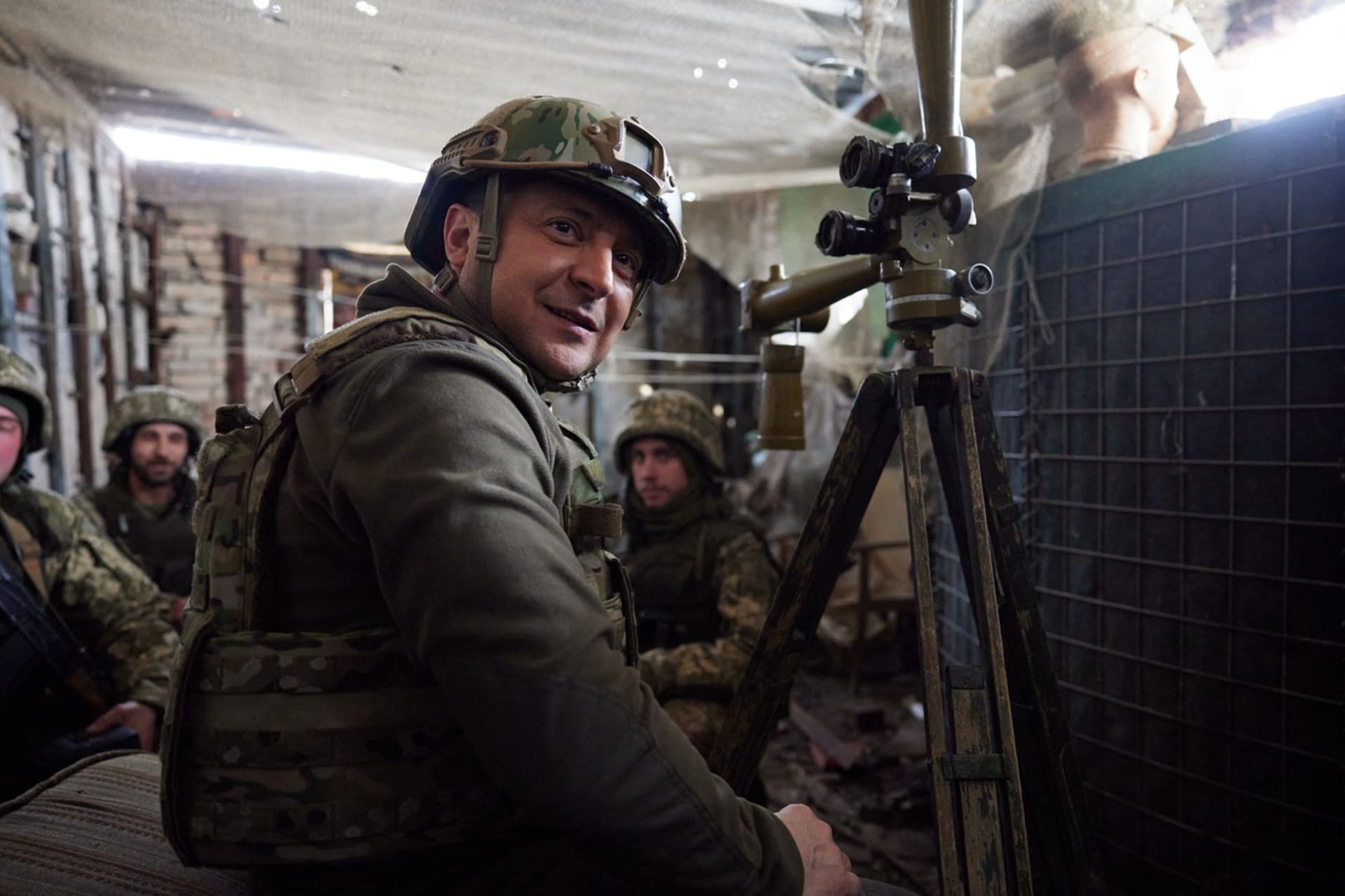 Ukrajinsky prezident Volodymyr Zelenskyj navstivil linii dotyku.