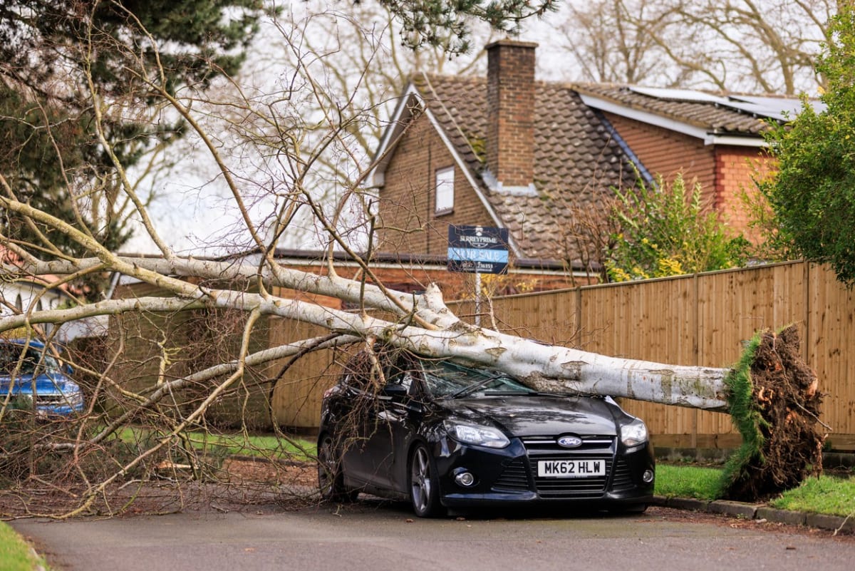 Bouře Eunice řádí ve Velké Británii. Působí komplikace v dopravě i značné materiální škody