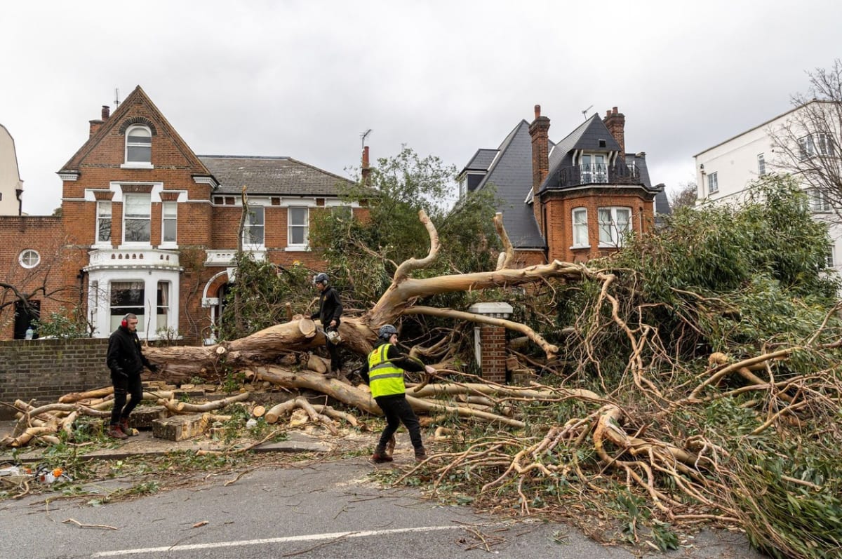 Bouře Eunice řádí ve Velké Británii. Působí komplikace v dopravě i značné materiální škody.