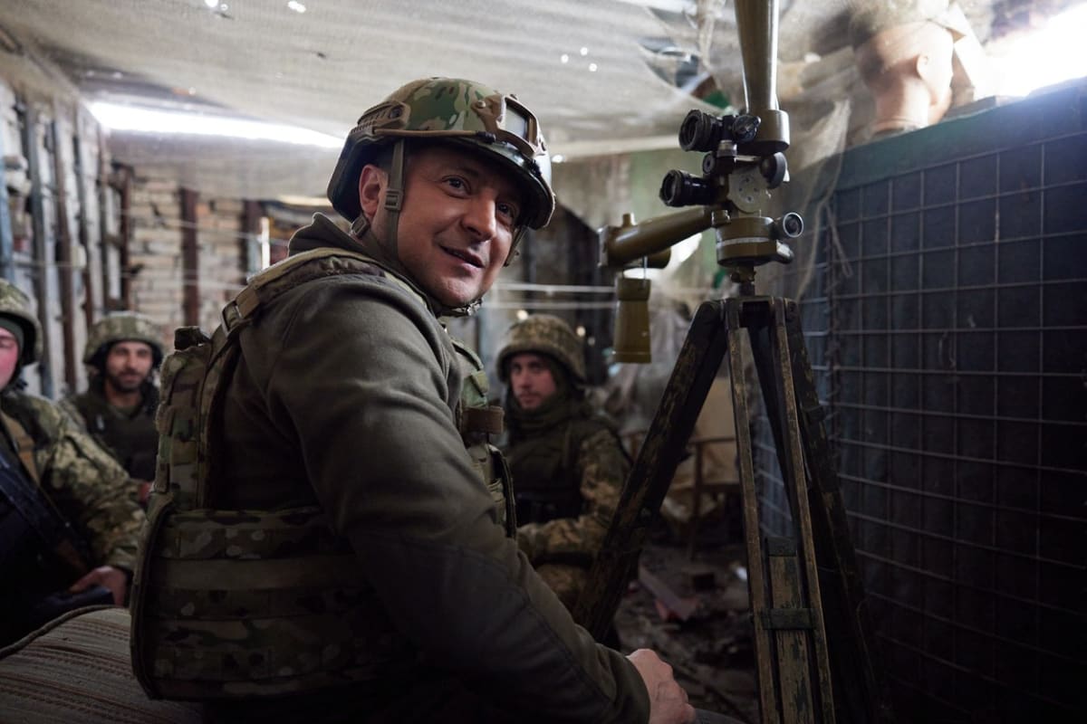Ukrajinský prezident Volodymyr Zelenskyj před samotnou válkou navštívil linii dotyku.