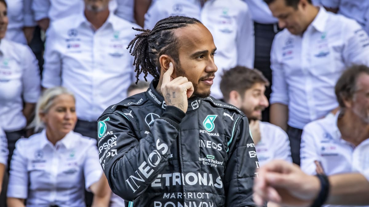 Lewis Hamilton bude ve formuli 1 pokračovat. Po kontroverzním konci minulé sezony se vyrojily spekulace, že by mohl ukončit kariéru.