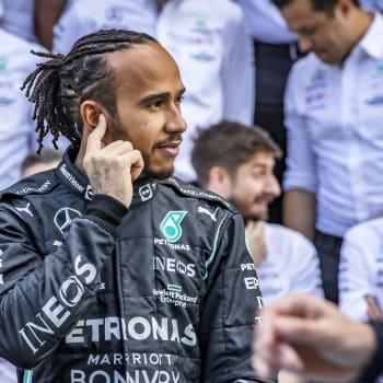Lewis Hamilton bude ve formuli 1 pokračovat. Po kontroverzním konci minulé sezony se vyrojily spekulace, že by mohl ukončit kariéru.