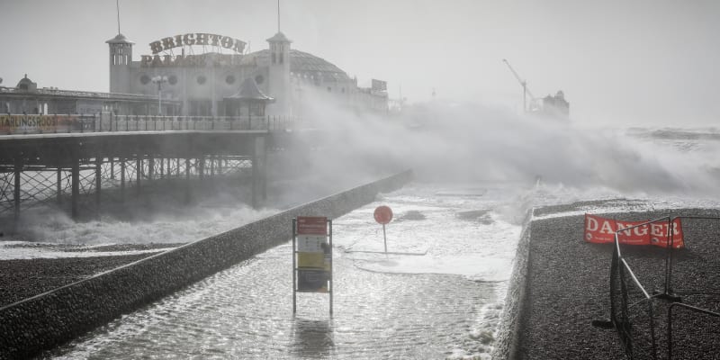 Bouře Eunice řádí ve Velké Británii. Působí komplikace v dopravě i značné materiální škody