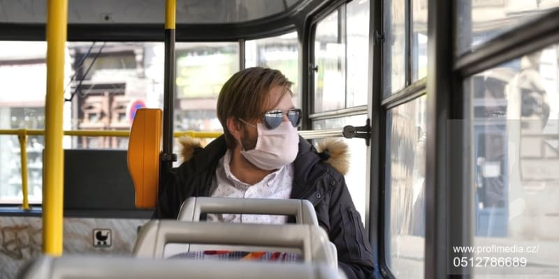 Podle Blechové by lidé, kteří jsou nemocní nebo nachlazení, měli i nyní v hromadné městské dopravdě používat roušky nebo respirátory, aby chránili své okolí.
