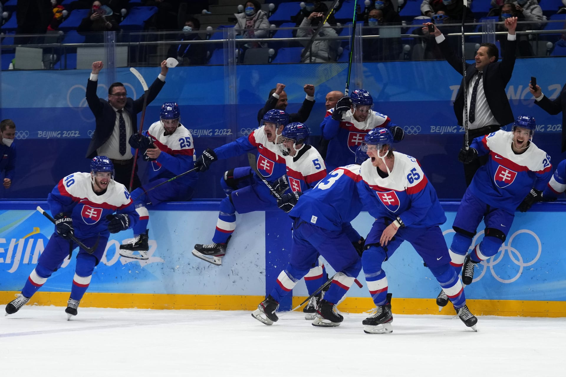 Slovenští hokejisté slaví vítězství v olympijském zápase o bronz nad Švédskem.