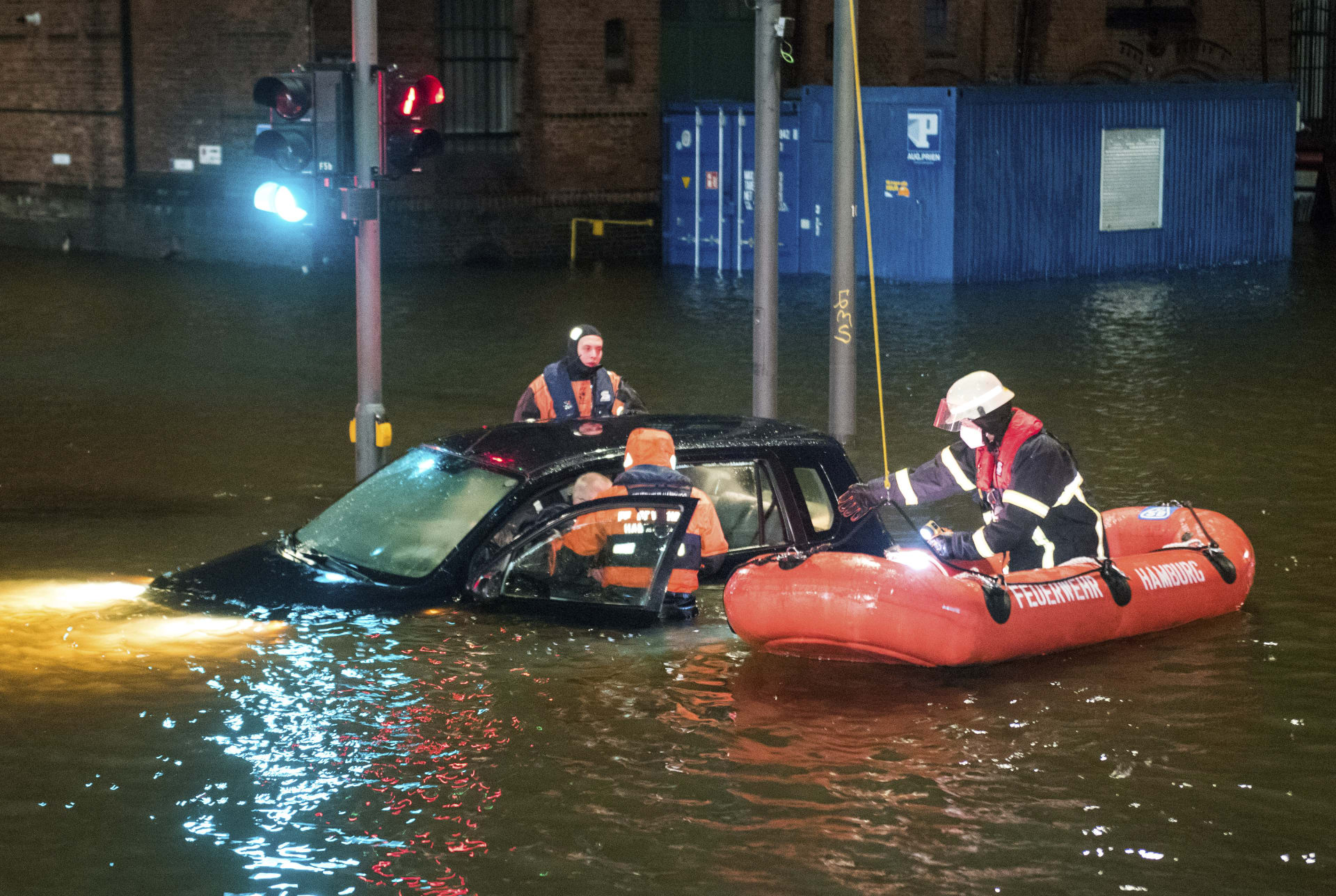 Bouře rozvodnila i některé vodní toky. V německém Hamburgu se obyvatelé museli potýkat se záplavami.