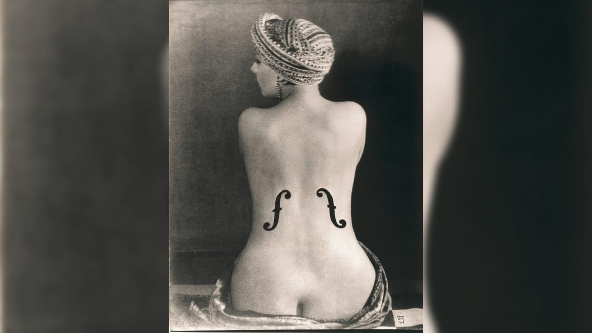 Snímek vyfotografoval Man Ray v roce 1924.