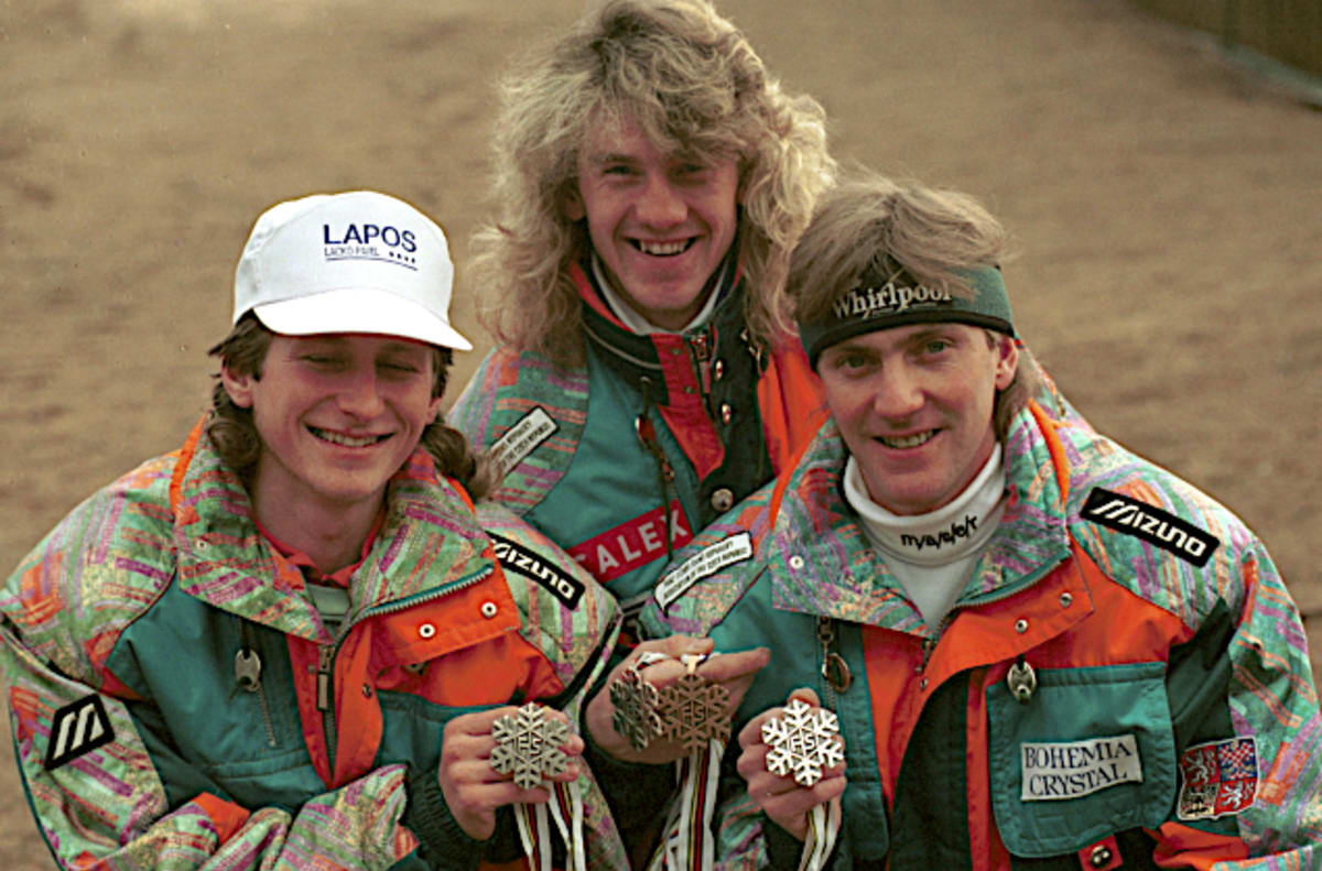 Čeští skokané František Jež, Jaroslav Sakala a Jiří Parma (zleva) pózují s medailemi, které získali na mistrovství světa 1993 ve švédském Falunu.