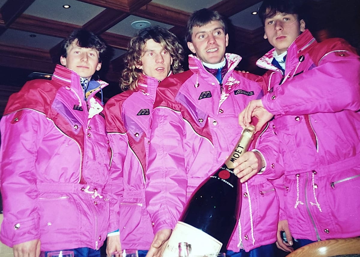 Skokani na lyžích František Jež, Jaroslav Sakala, Jiří Parma a Tomáš Goder (zleva) pózují s lahví šampaňského poté, co na zimních olympijských hrách v Albertville 1992 získali bronzovou medaili v soutěži družstev. 
