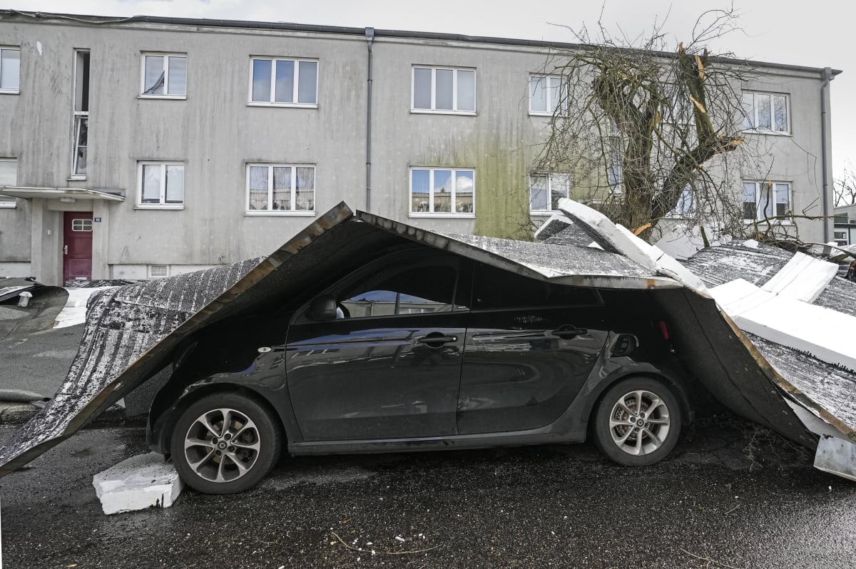 Silná bouře si v Německu již vyžádala tři lidské oběti. Celá Evropa hlásí 12 mrtvých.