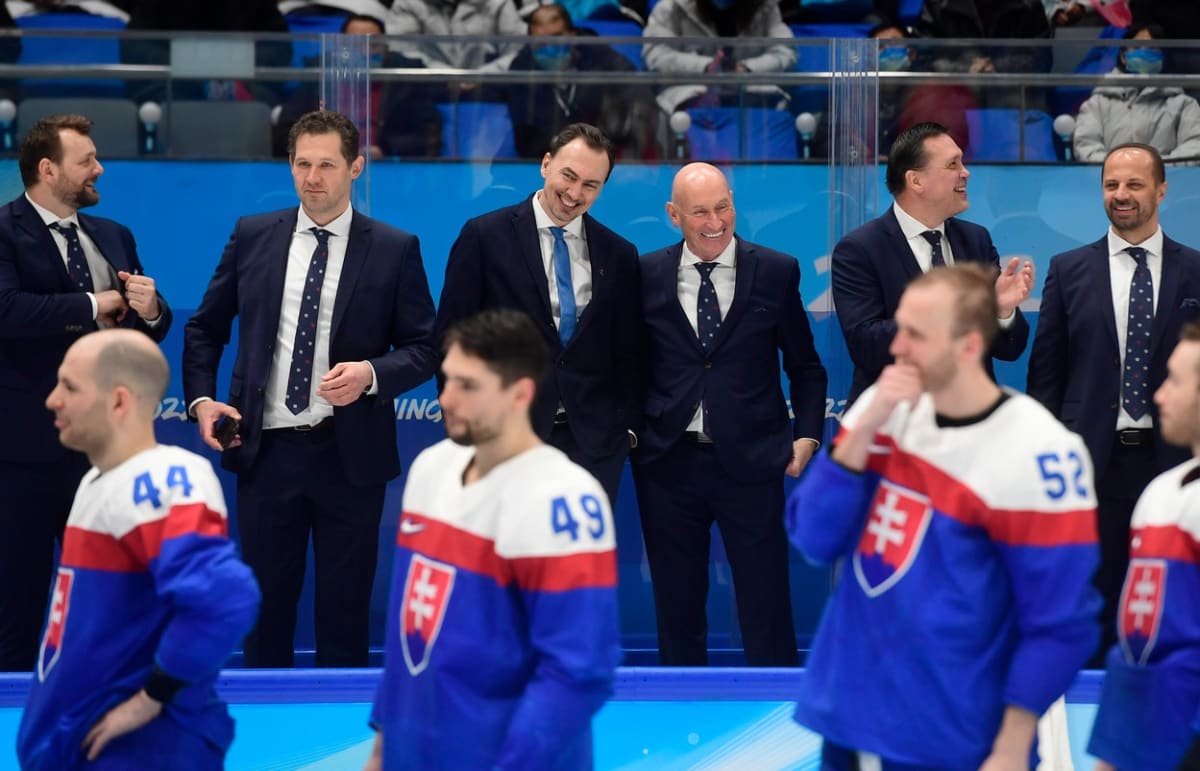 Strůjci bronzové slovenské reprezentace jsou generální manažer Miroslav Šatan (třetí zleva v pozadí) a kanadský trenér Craig Ramsay (třetí zprava v pozadí). Sami v minulosti vynikající hokejisté.