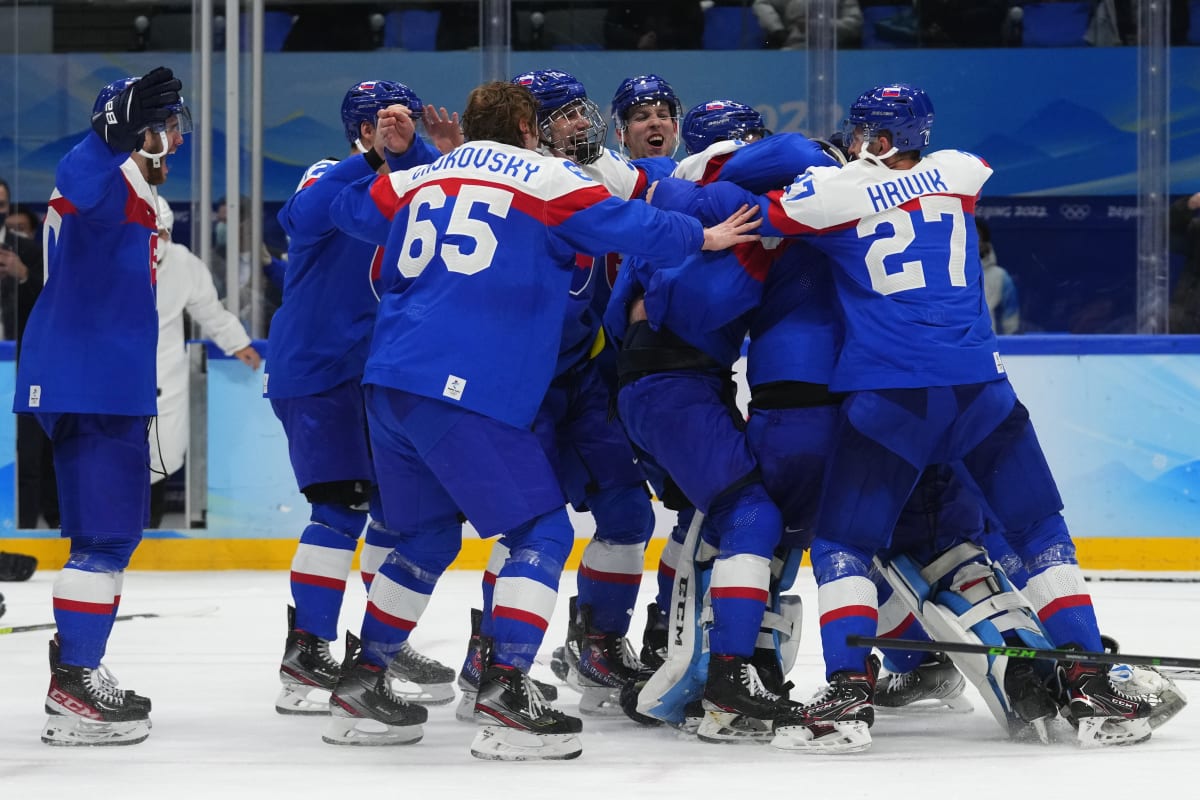 Slovenští hokejisté slaví zisk bronzových olympijských medailí na ZOH v Pekingu.
