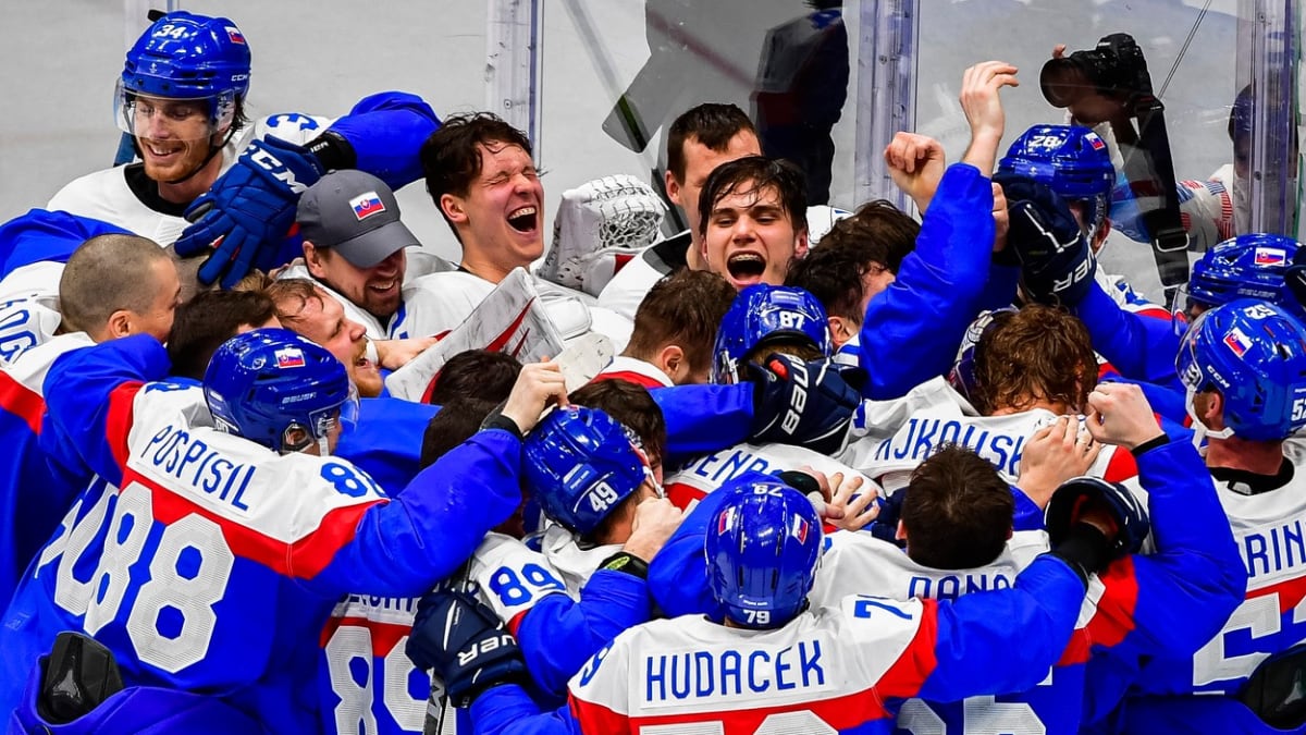 Slovenští hokejisté slaví vítězství nad Švédy v olympijském zápase o bronz.