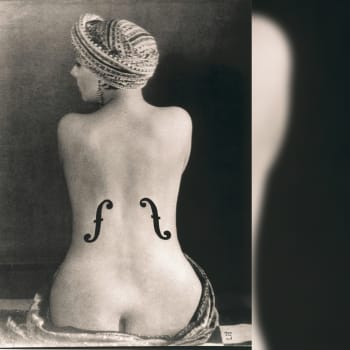 Snímek vyfotografoval Man Ray v roce 1924.