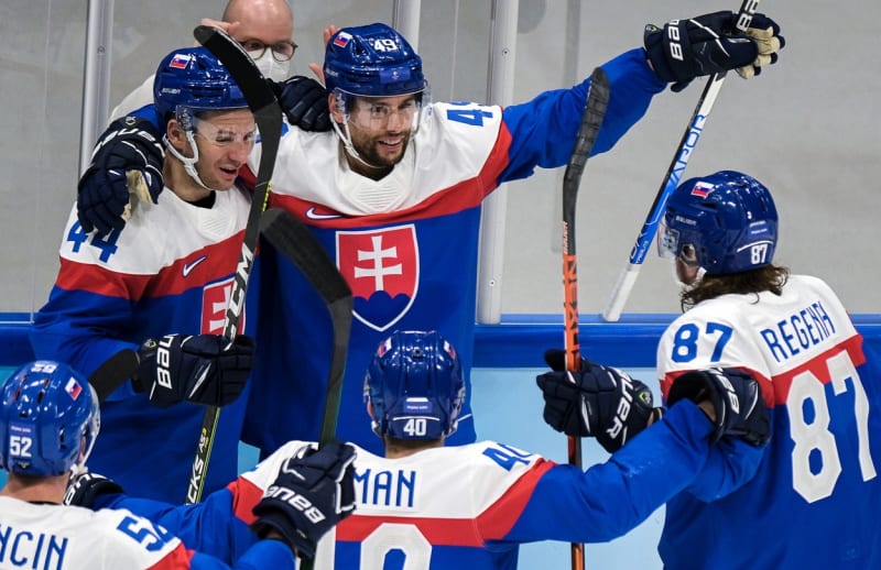 Slovenští hokejisté slaví gól v olympijském zápase o bronz proti Švédům.