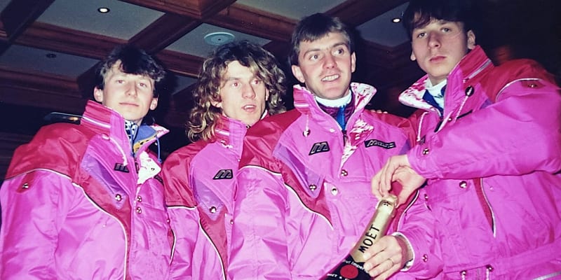 Skokani na lyžích František Jež, Jaroslav Sakala, Jiří Parma a Tomáš Goder (zleva) pózují s lahví šampaňského poté, co na zimních olympijských hrách v Albertville 1992 získali bronzovou medaili v soutěži družstev. 