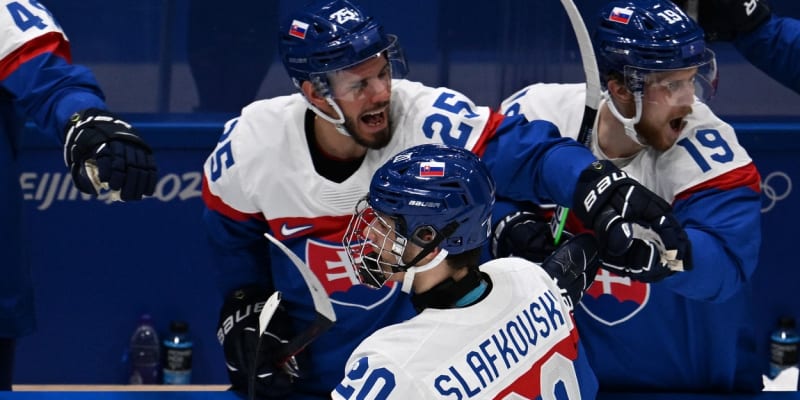 Slovenští hokejisté slaví gól proti Švédům na olympiádě.