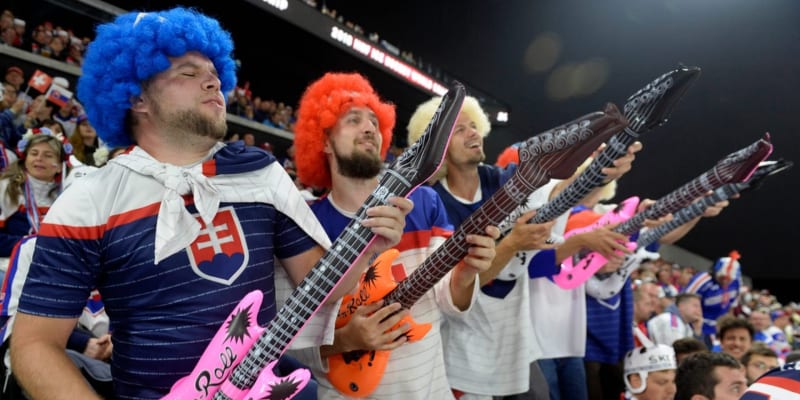 Slovenští fanoušci slaví úspěch hokejistů na olympiádě.