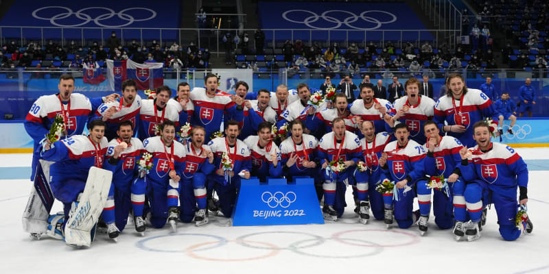 Slovenští hokejisté slaví zisk bronzových olympijských medailí na ZOH v Pekingu.