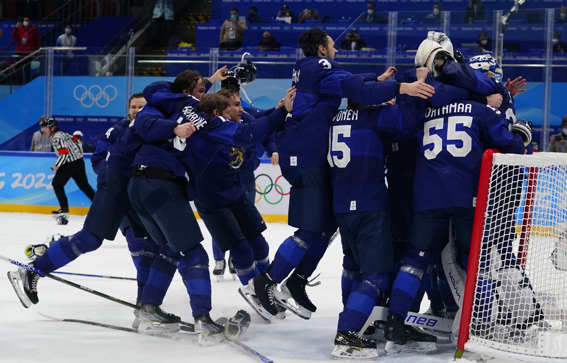 Obrovská radost finských hokejistů. Ve finále porazili Rusko 2:1.