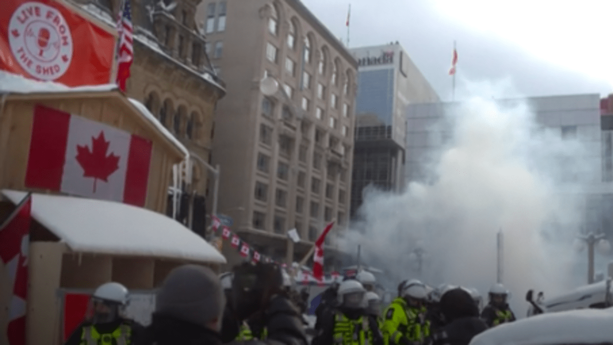 Policii se podařilo ukončit obležení Ottawy protestujícími s kamiony. 