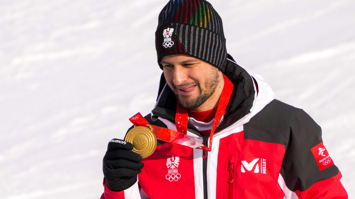 Johannes Strolz si veze z Pekingu dvě zlaté medaile a jednu stříbrnou.