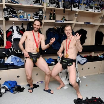Finští hokejisté se před objektivy fotografů po zisku olympijského zlata nijak nestyděli.