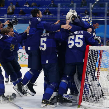 Obrovská radost finských hokejistů po zisku zlata na olympijských hrách.