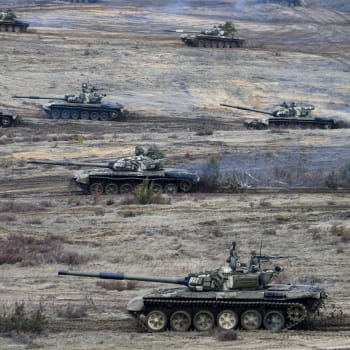 Ruské tanky během cvičení v Bělorusku.