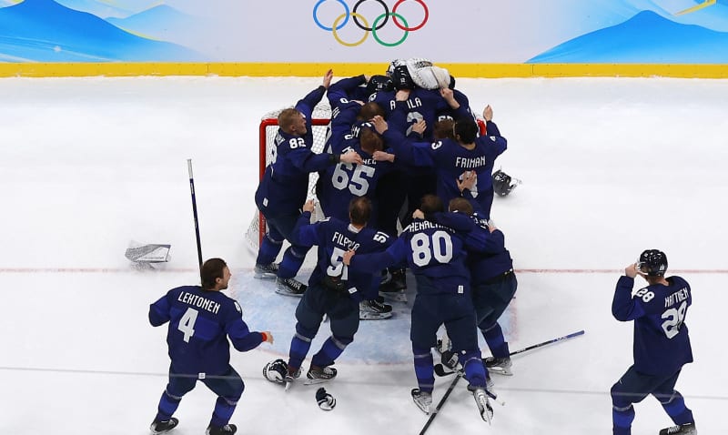 Obrovská radost finských hokejistů po zisku premiérová zlata na olympijských hrách.
