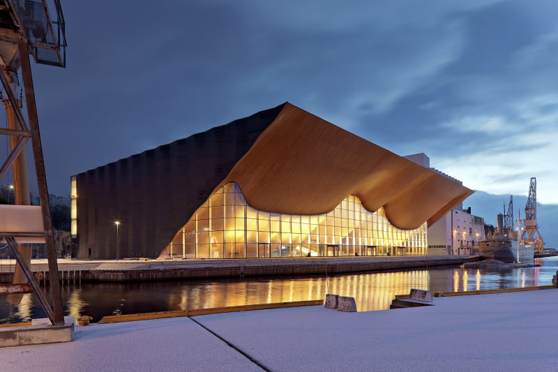 Z tvorby finalistů: Kilden Performing Arts Center je divadlo a koncertní sál v norském Kristiansandu, za kterým stojí finské studio ALA Architects - jeden z finalistů soutěže o podobu Vltavské filharmonie. 