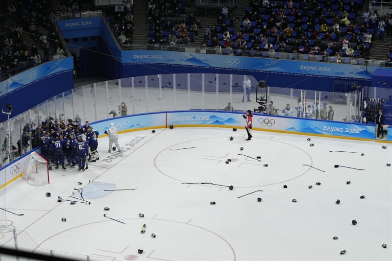Led plný zahozených rukavic a hokejek, u finské brány euforie