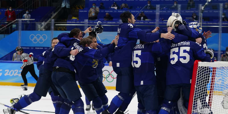 Obrovská radost finských hokejistů po zisku zlata na olympijských hrách.