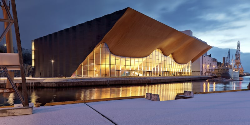Z tvorby finalistů: Kilden Performing Arts Center je divadlo a koncertní sál v norském Kristiansandu, za kterým stojí finské studio ALA Architects - jeden z finalistů soutěže o podobu Vltavské filharmonie. 