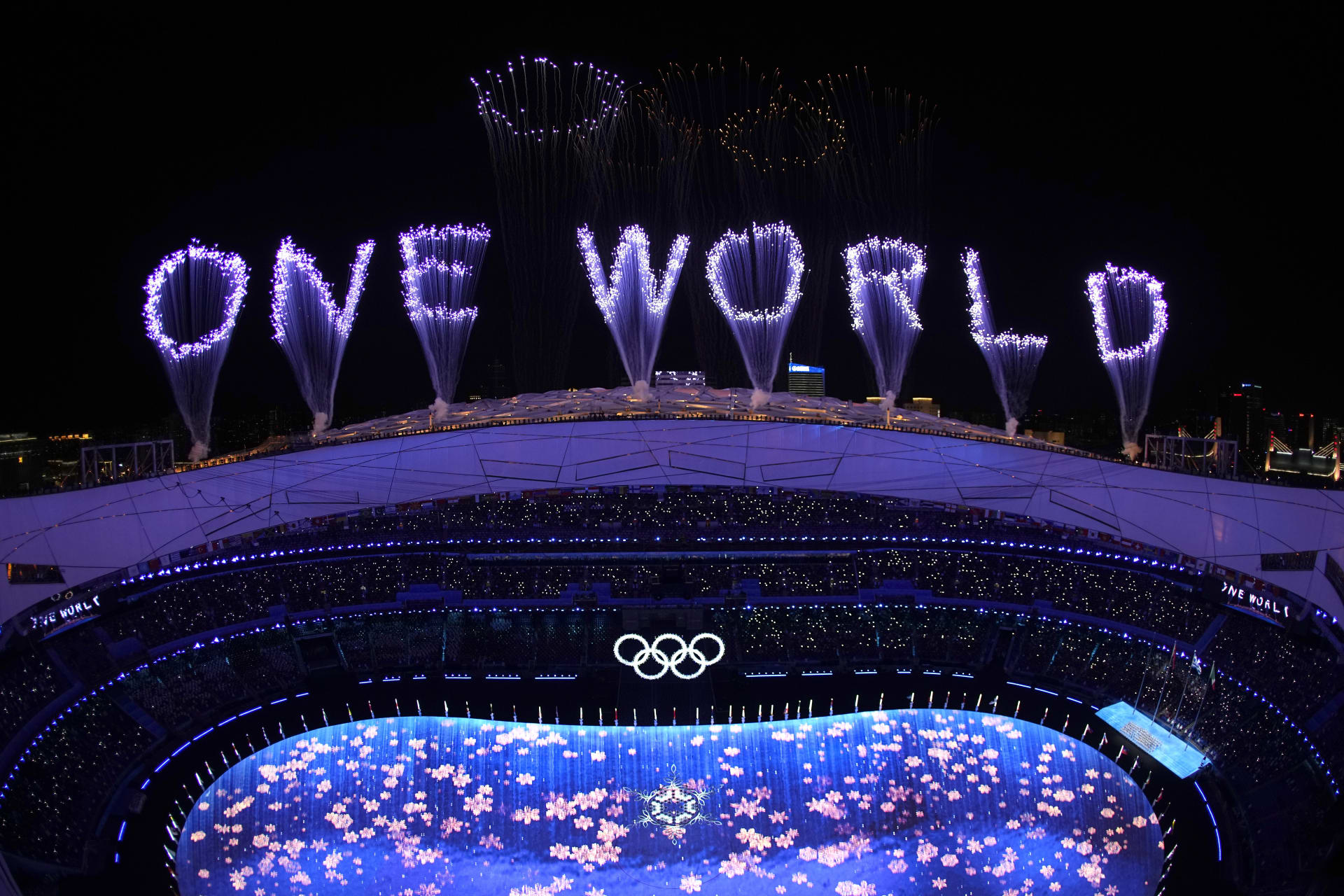 Během slavnostního zakončení ZOH v Pekingu byl mimo jiné vidět nápis „One world“.