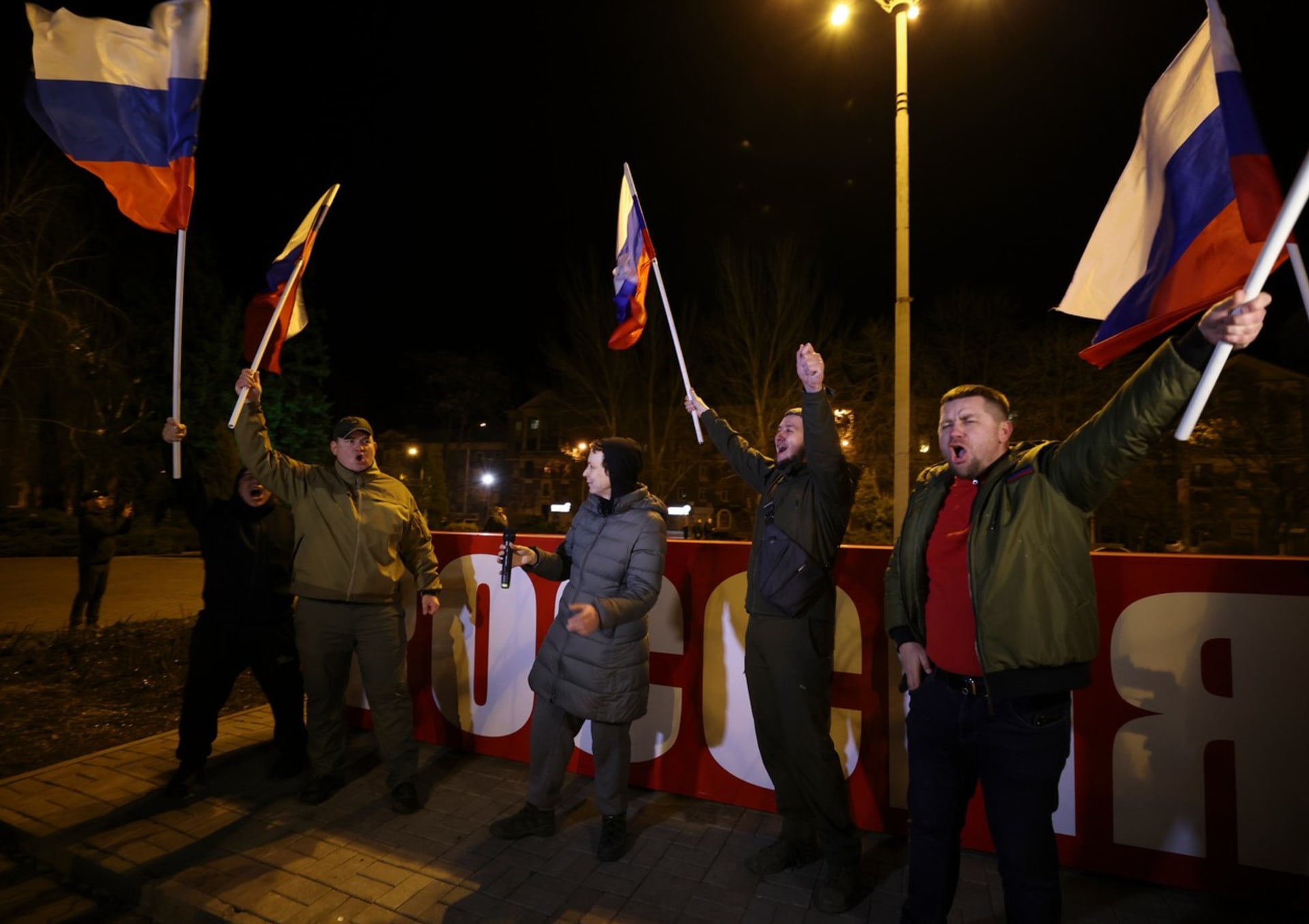 Lidé v Doněcku slaví uznání své nezávislosti ze strany Ruska.