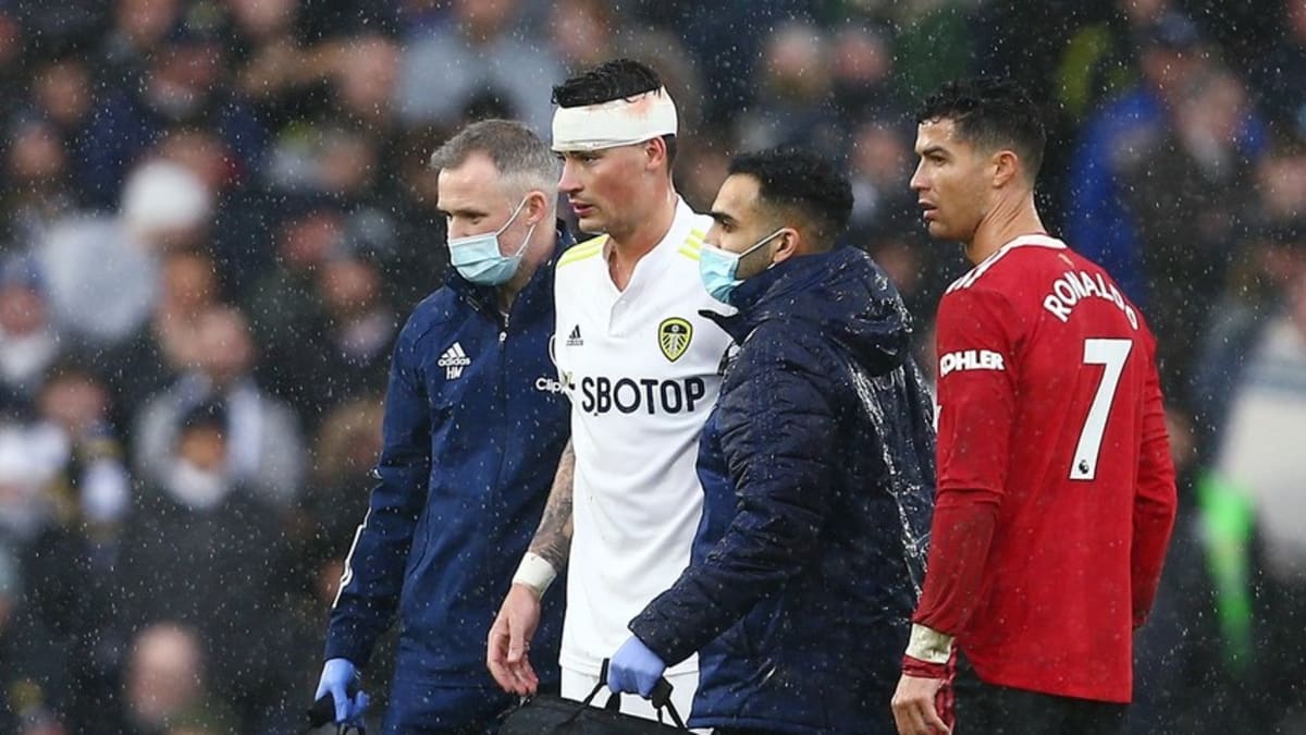 Otřesený záložníka Leedsu Robin Koch během zápasu s Manchesterem United