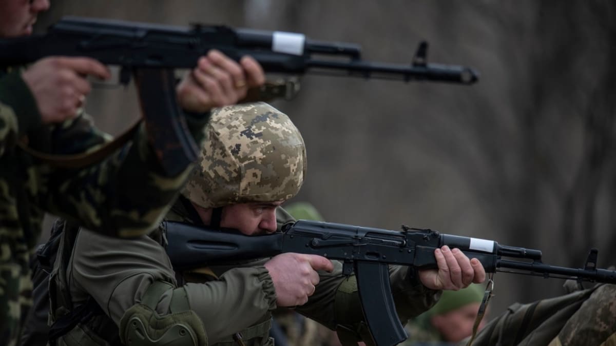 Ukrajinští civilisté na vojenském cvičení