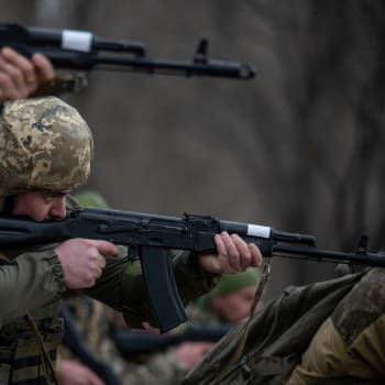 Ukrajinští civilisté na vojenském cvičení