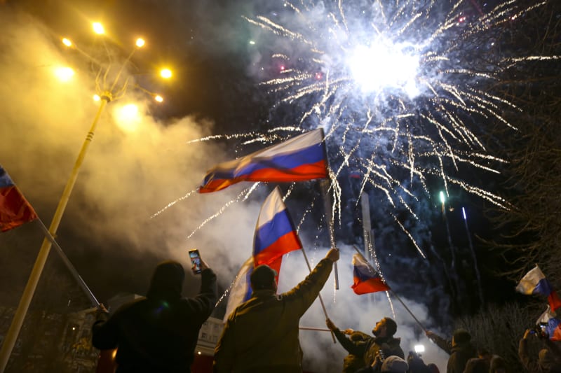 Lidé v Doněcku slaví uznání své nezávislosti ze strany Ruska.