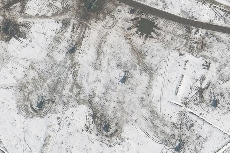 Satelitní snímek ukazuje detailní pohled na rozmístění vrtulníků v ruském městě Valujki.