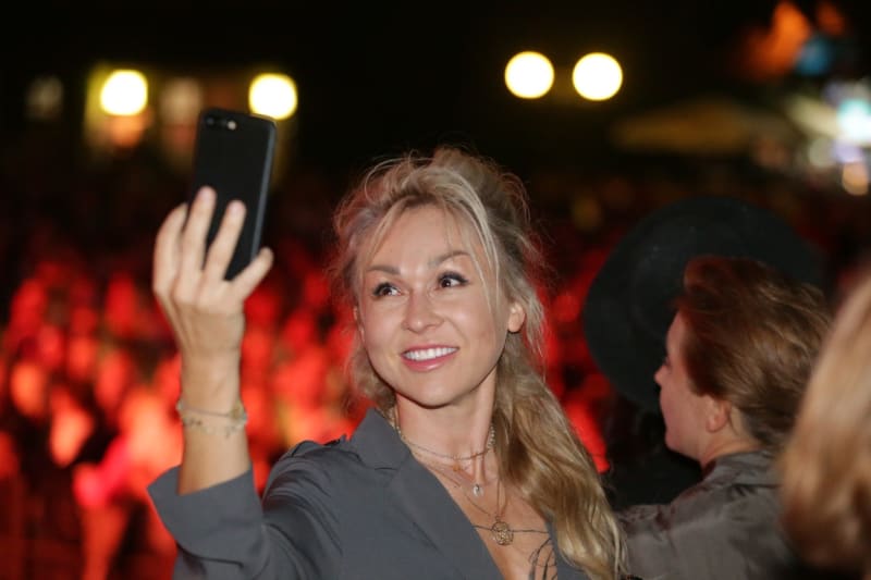 Kateřina Kaira Hrac53. ročník Mezinárodního filmového festivalu Karlovy Vary byl 29. 6. 2018 zahájen v hotelu Thermal.hovcová nejen hraje a moderuje, ale věnuje se také numerologii a tetování