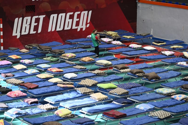 Uprchlíci ze separatistických oblastí přespávají v tělocvičně ve městečku Taganrog.