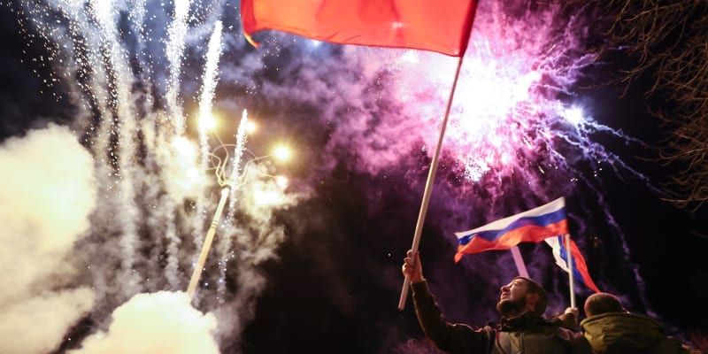 Lidé v Doněcku slaví uznání své nezávislosti ze strany Ruska.Lidé v Doněcku slaví uznání své nezávislosti ze strany Ruska.