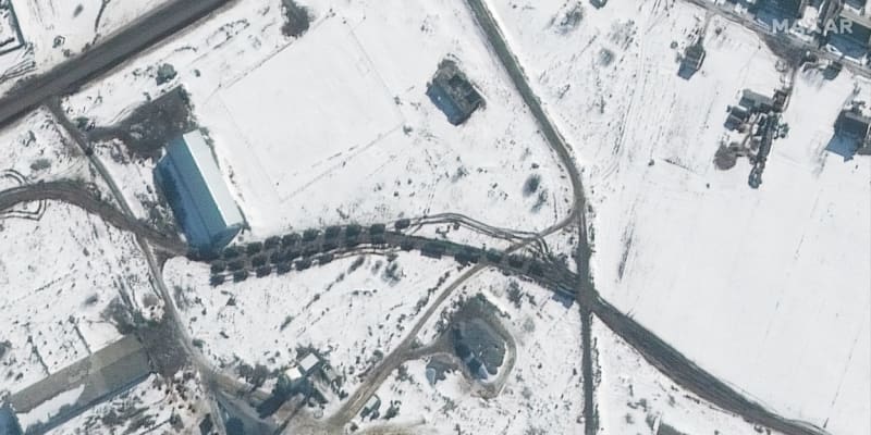 Satelitní snímek ukazuje bojový motostřelecký prapor v konvoji severovýchodně od posádky Soloti.