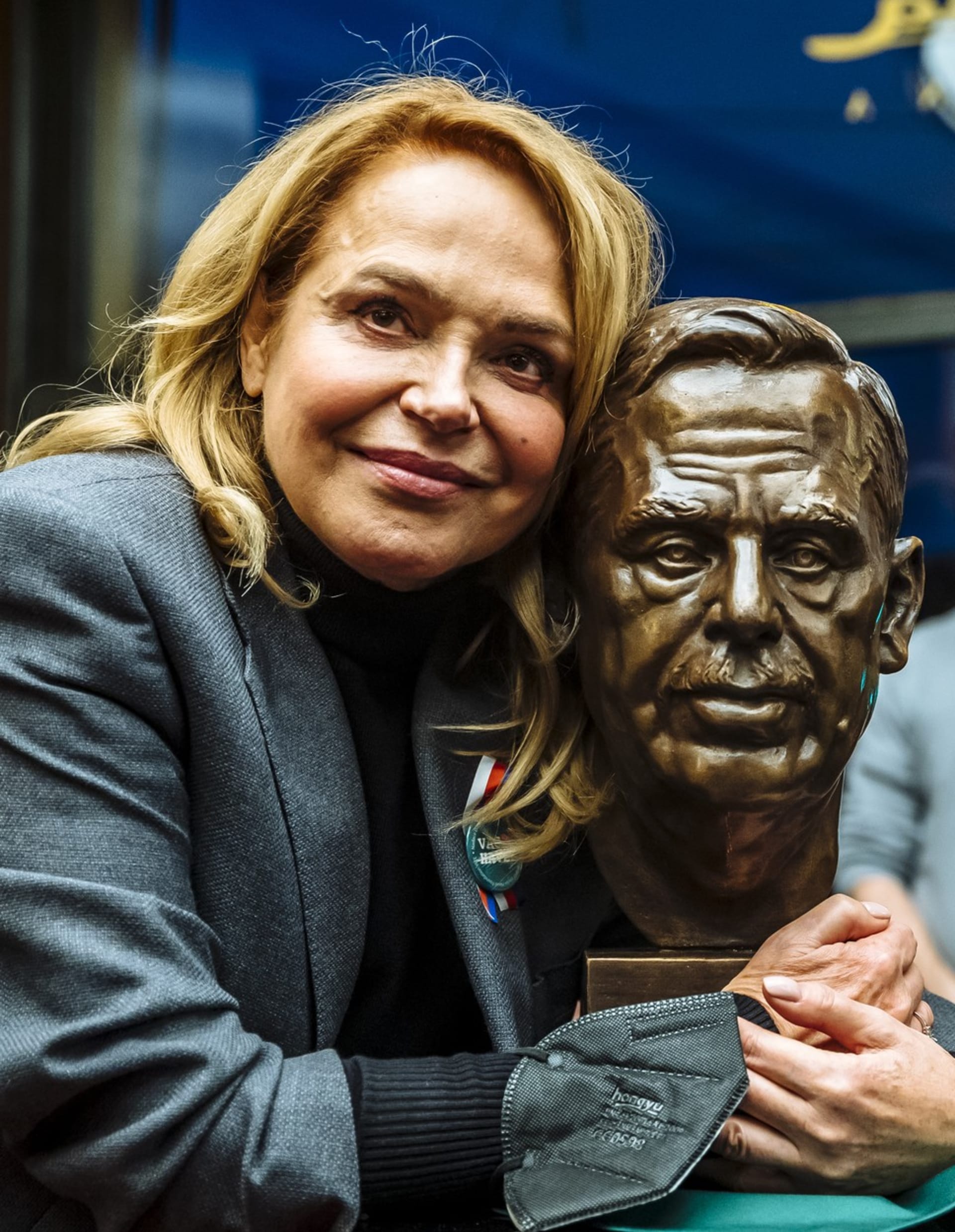 S bustou Václava Havla, kterou v listopadu 2021 přinesli jeho příznivci do kavárny Slávia