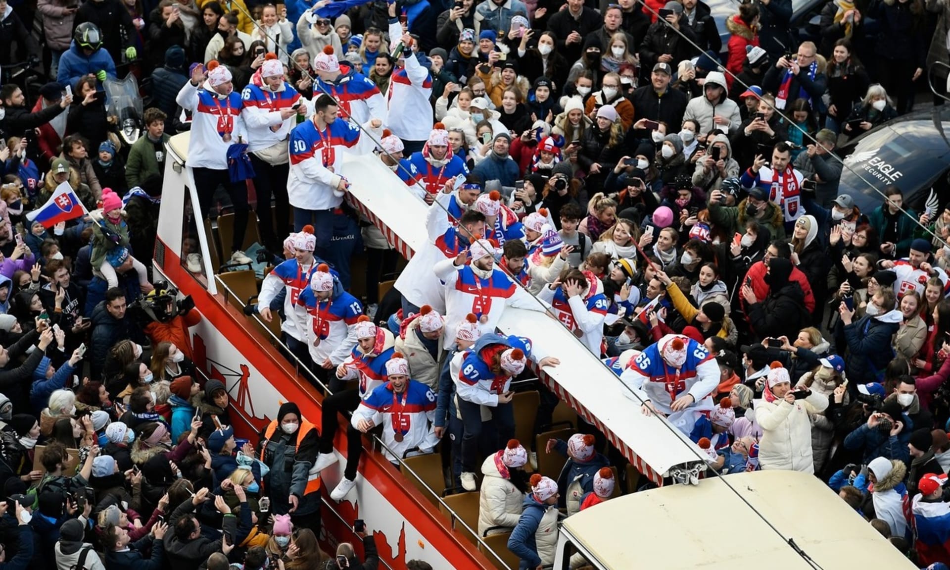 Jízda bronzových hokejistů Bratislavou